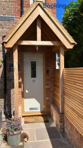 Stunning Cottage with views of Windsor Castle - Image 1