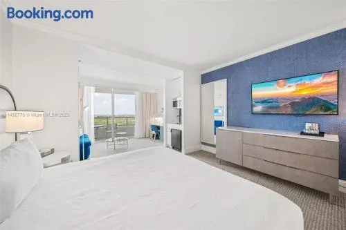 Fontainebleau Miami Beach Junior Suite - Image 1