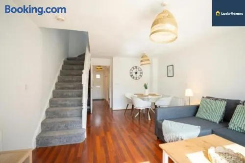 LongTerm Stays - NR HeathrowWindsorCastle - Sleeps 6 - wParking - Image 1