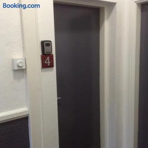 Marshfield Apartment - Image 1