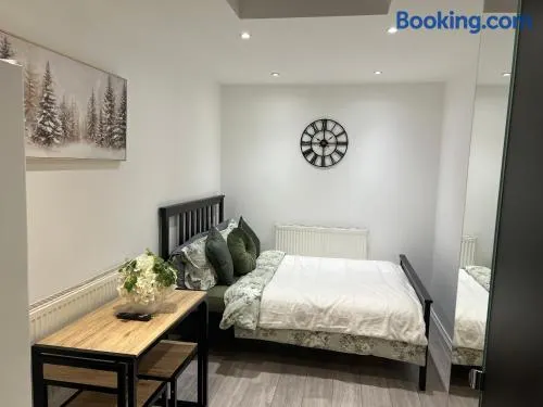 Modern Studio flat with free parking - Image 1