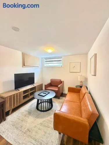 Freshly Renovated Spacious 2BR 2Bath Near TTC and Shops - Image 1