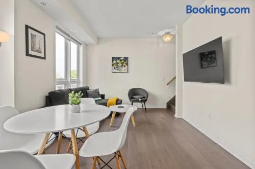 Modern Midtown Toronto Townhome with Parking & Rooftop Patio - Image 1