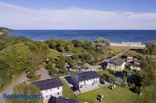 Beach House Schotstek mit gratis Nutzung vom AHOI Erlebnisbad und Sauna in Sellin - Image 1