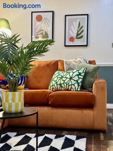 Stylish 3 Bedrooms-Free Parking-Sleeps 8 - Image 1