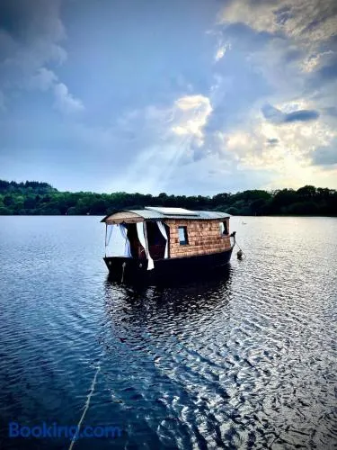 Cabane Flottante Romantique Guerlédan Floating Lake Retreat - Image 1