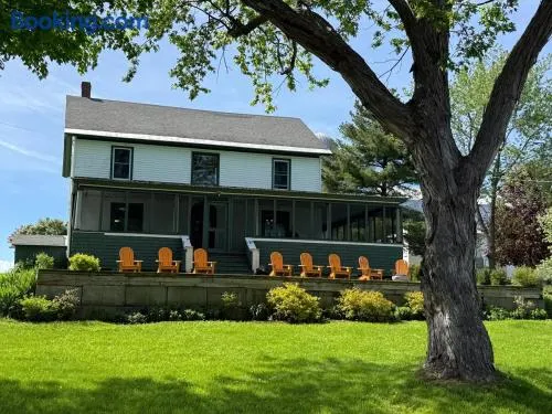 Lakefront Farmhouse for Family Gatherings - Image 1