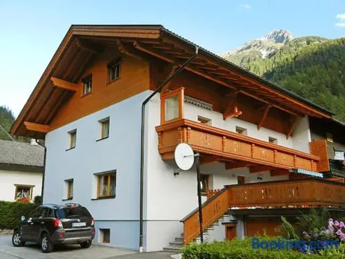 Espectacular casa vacacional ideal para familias con barbacoa, sauna y terraza - Image 1