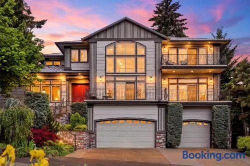 Luxury Family Estate Near PDX, Theater, Sauna & Game Room - Image 1