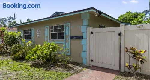 Stylish 2BR Villa full kitchen 10 mins from Beach - Image 1