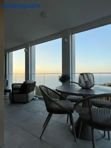 2-bedroom apartment with breathtaking ocean view - Image 1