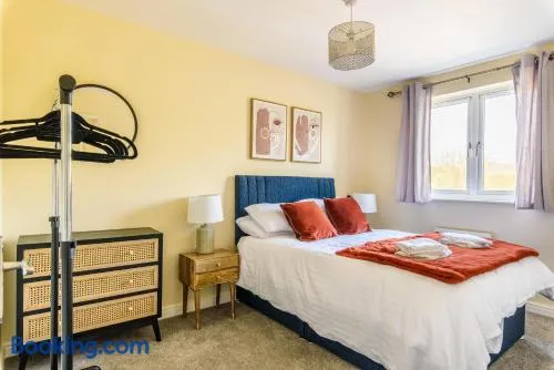 Charming & Spacious 3BR With Private Parking Near Ipswich - Image 1