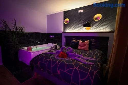 Suites Sensorielles - Love Room Spa - Jacuzzi - Sauna - Cinéma - Image 1