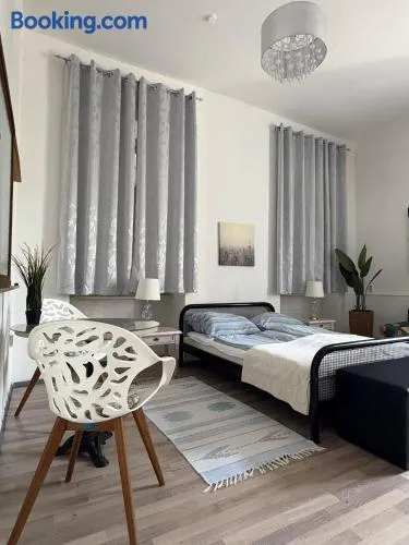 Nr 1 Gemütliches Zimmer im Zentrum 300m vom Marktplatz entfernt mit Stadtblick WLAN WC und Duschkabine zur Mitbenutzung gut angebunden und funktional eingerichtet - Image 1