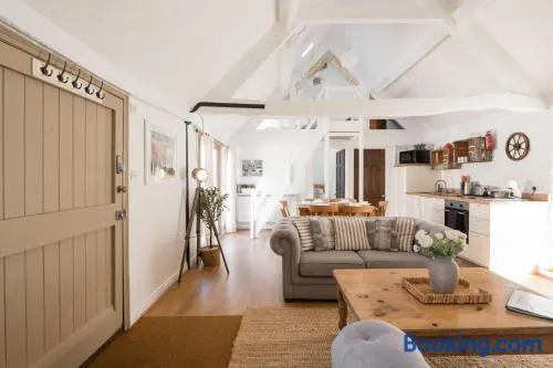 Relaxing Cotswolds Farm Stay - Near Burford - The Parlour - Image 1