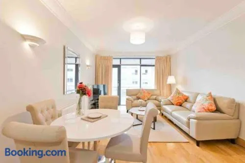 Luxury Two Bedroom Apt in Dublin - Image 1