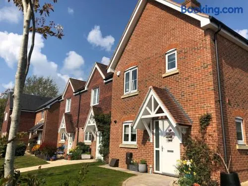 Bright, modern & close to historic town - Image 1