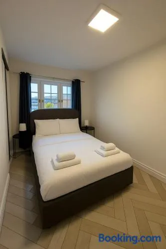Modern 2-Bed Apartment in Bury, Sleeps 5 - Image 1