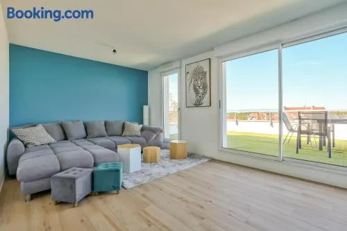Stunning 2BR Flat with Terrace and private parking - Image 1