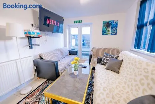 Spacious 4BR 4 Bathrooms Cardiff Home with Free Parking - Image 1