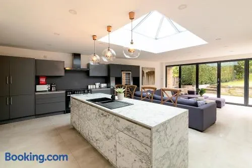 Stylish 5 Bed House Sleeps 10 Free Parking Garden Near Leicester City Centre - Image 1