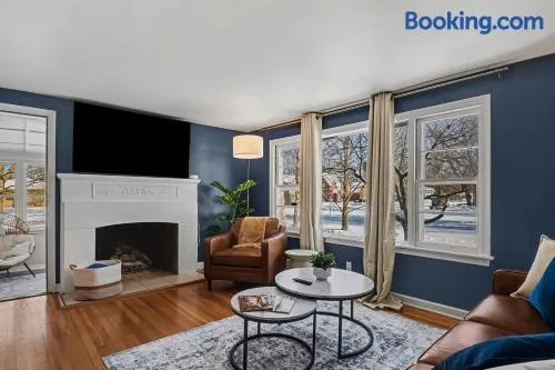 3-Bedroom House Near Notre Dame with Parking - Image 1