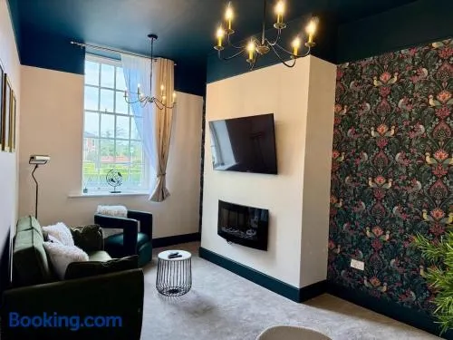 Newly refurbished, 2BD, 1Bath, Free Parking, Central - Image 1