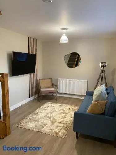 #105 The Old Bakery - Beautiful Cottage - 5 mins to Webb Ellis Rugby Museum - Sleeps 4 -" Perfect for Contractors and Small Families - Free Parking" - Image 1