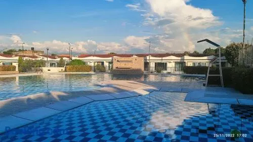 Agradable casa con piscina en tierra caliente - Image 1