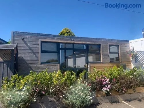 1-bedroom chalet with parking on site - Image 1