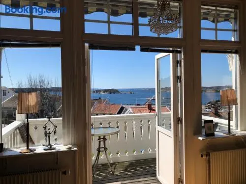 Vacker våning med havsutsikt i Strömstads centrum. - Image 1