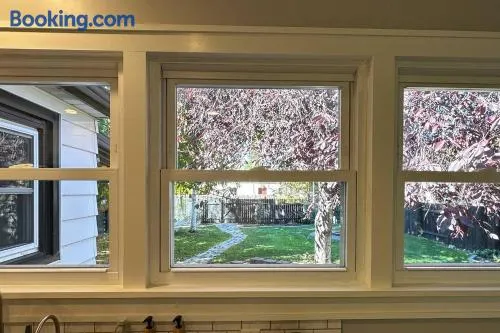 Lux Home, pet friendly,fully fenced - Image 1