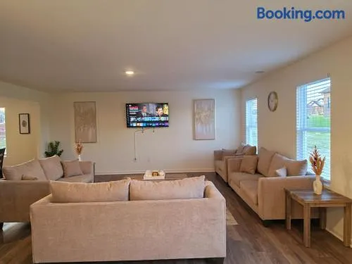 Heart of E-town 5BR Home - Image 1