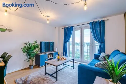 Salford Urban Retreat - Stylish Allure Modern 2BR Stay for 6 near Manchester City Centre - Events, Business & Leisure Ready by Parydise Properties - Image 1