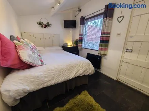 The Old Laundry, Prestatyn - cute little retreat for couples or singles and small dogs, 5 mins walk to beach and town - Image 1