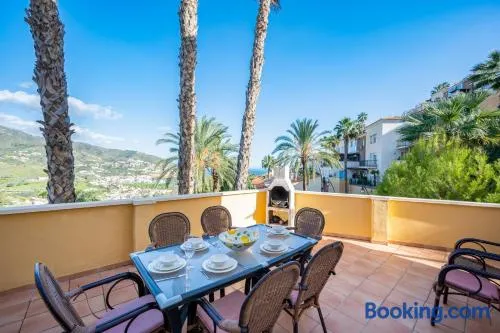 Merveilleux appartement de vacances entièrement équipé avec terrasse, piscine et internet haut débit | Vue plage | Idéal pour le télétravail - Image 1