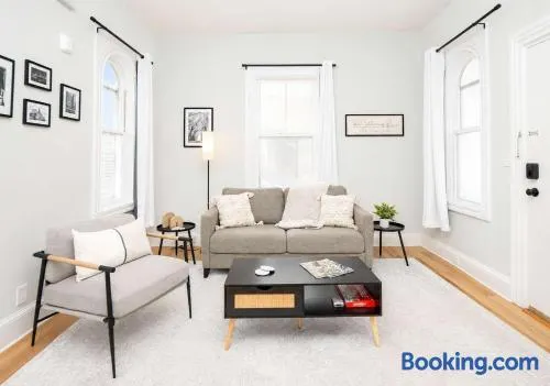 Jennifer's Stylish & Modern Broadway Getaway - Image 1