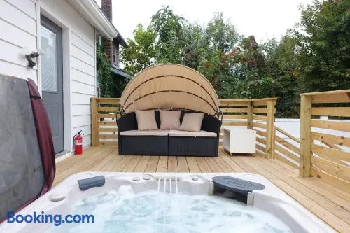 Best EWR Airport Apt-Hot Tub-Free Parking - Image 1