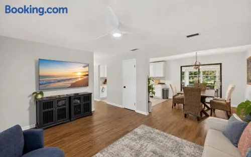 Historic Downtown Ocala Haven, King Bed, Near WEC, Sleeps 8 - Image 1