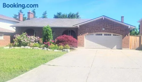 Cozy Home Close to Attractions in Niagara Falls - Image 1