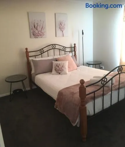 3ree- Spacious & Charming Apartment - Image 1