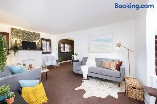 Cozy & Convenient Getaway 3BD 2BA Dog Friendly - Image 1