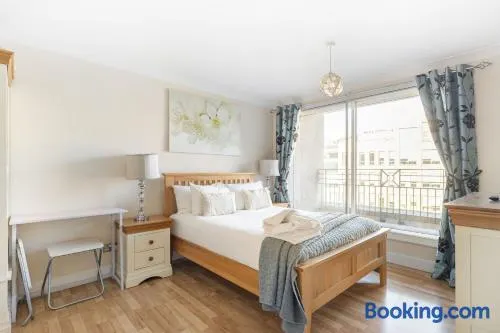 GuestReady - Relaxing Ensuite Room with Balcony - Image 1