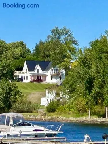 Gray's Manor - Lake Memphremagog - Image 1