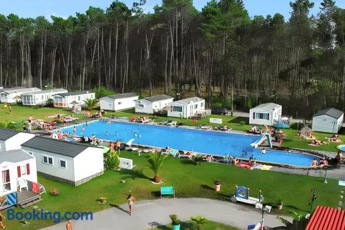 Maison avec barbecue, terrasse et piscine | Vue jardin - Image 1