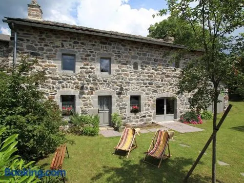 Gîte familial restauré avec jardin clos, équipements bébé, animaux acceptés, proche St-Julien-Chapteuil - Image 1