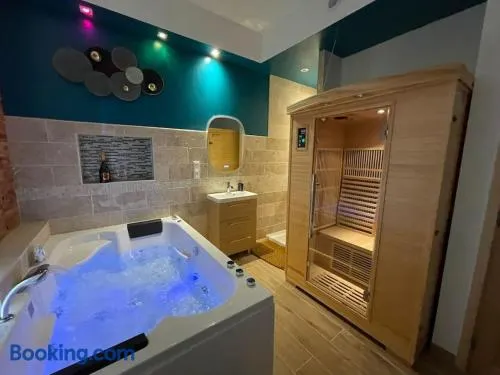 Suite d'amour et détente jacuzzi, sauna et massage - Image 1