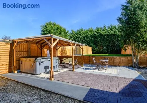 Oxendon Oasis- Luxury Hot Tub Retreat - Image 1