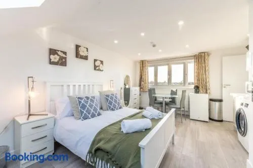 Chic Loft Studio Near London - EV Charger - Image 1