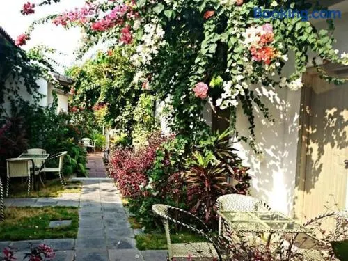 Sunshine Bungalow - Image 1